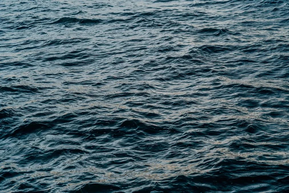 Pourquoi immerger des centrales électriques en mer suscite un débat climatique majeur